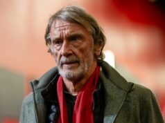 Sir Jim Ratcliffe sa priblížil k predaju klubu po tom, čo „výrazne“ znížil požadovanú cenu MANCHESTER, ANGLICKO - 13. apríla: Sir Jim Ratcliffe z Manchestru United prichádza pred zápasom Premier League medzi Manchestrom United a Leeds United na Old Trafford 13. apríla 2026 v Manchestri v Anglicku. (Foto: Ash Donelon/Manchester United cez Getty Images)