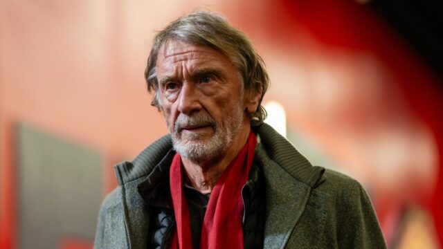 MANCHESTER, ANGLICKO - 13. apríla: Sir Jim Ratcliffe z Manchestru United prichádza pred zápasom Premier League medzi Manchestrom United a Leeds United na Old Trafford 13. apríla 2026 v Manchestri v Anglicku. (Foto: Ash Donelon/Manchester United cez Getty Images)