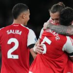 Hráči Arsenalu oslavujú porážku Burnley