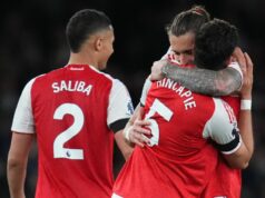 Škaredé, bolestivé víťazstvo Arsenalu v Burnley dá Man City nádej, že by ešte mohli získať titul Hráči Arsenalu oslavujú porážku Burnley
