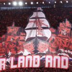 Fanúšikovia Arsenalu predvádzali TiFo na východnom štadióne Emirates Stadium pred víťazstvom Atlética Madrid