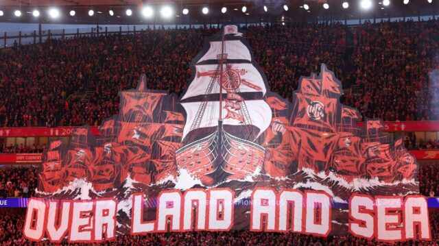 Fanúšikovia Arsenalu predvádzali TiFo na východnom štadióne Emirates Stadium pred víťazstvom Atlética Madrid