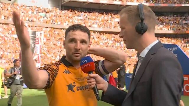 Lewis Coyle z Hull City dvíha finálovú trofej play-off Sky Bet Championship