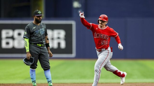 Slam Wadea Mecklera pomáha Angels priškrtiť Rays 30. mája 2026; Petrohrad, Florida, USA; Ľavý hráč Los Angeles Angels Wade Meckler (53) vedie základňu po grandslamovom zápase proti Tampe Bay Rays v prvej zmene na Tropicana Field. Povinný kredit: Nathan Ray Seebeck-Imagn Images