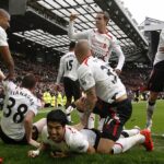 Luis Suarez z Liverpoolu oslavuje so svojimi spoluhráčmi po tom, čo strelil tretí gól svojho tímu počas zápasu Barclays Premier League na Old Trafford.