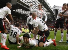Sledoval som, ako spoluhráči z Man Utd tancujú po výprasku v Liverpoole – vedel som, že sme stratili kontrolu. Luis Suarez z Liverpoolu oslavuje so svojimi spoluhráčmi po tom, čo strelil tretí gól svojho tímu počas zápasu Barclays Premier League na Old Trafford.