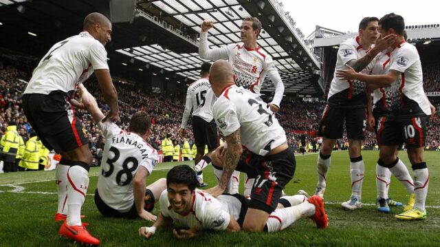 Luis Suarez z Liverpoolu oslavuje so svojimi spoluhráčmi po tom, čo strelil tretí gól svojho tímu počas zápasu Barclays Premier League na Old Trafford. 