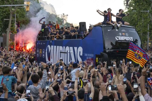 Sledujte: Lamine Yamal sa počas osláv titulu v Barcelone zameriava na Real Madrid
