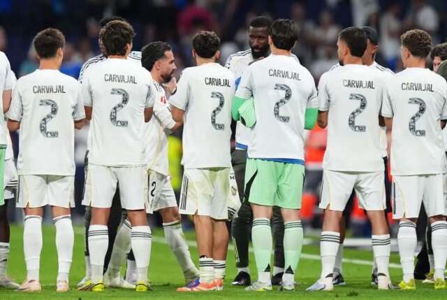 Sledujte: Mladíka Realu Madrid dohnali k slzám počas vzdávania holdu Sledujte: Mladíka Realu Madrid dohnali k slzám počas vzdávania holdu odchádzajúcim Carvajalovi a Alabe