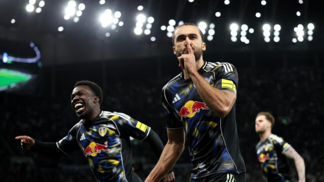 Penalta Dominica Calverta-Lewina vyniesla Leedsovi bod a Tottenham sa obzeral cez rameno