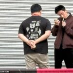 Wu Yize bol zobrazený, ako fajčí svoje zlaté cigarety so svojím prekladateľom počas prestávky vo finále majstrovstiev sveta v pondelok popoludní.