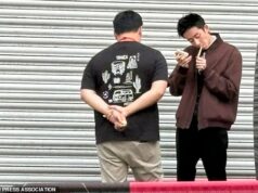 Snooker’s throwback šampión! Wu Yize si všimol prestávku na cigaretu v KRUCIALNOM momente triumfu Crucible – s čínskou hviezdou (22) sa stal druhým najmladším víťazom hry Wu Yize bol zobrazený, ako fajčí svoje zlaté cigarety so svojím prekladateľom počas prestávky vo finále majstrovstiev sveta v pondelok popoludní.