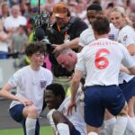Soccer Aid LIVE: Wayne Rooney, Paddy McGuinness a GK Barry budú hrať v charitatívnej hre – s Robbie Williamsom a Usainom Boltom menovanými ako manažéri