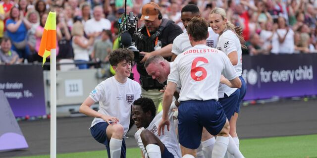 Soccer Aid LIVE: Wayne Rooney, Paddy McGuinness a GK Barry budú hrať v charitatívnej hre – s Robbie Williamsom a Usainom Boltom menovanými ako manažéri
