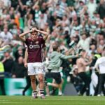 Futbalová hviezda Cameron Devlin (v strede) reaguje po tom, čo jeho tím Hearts strelil tretí gól Celticu v zápase, ktorý rozhodol o titule škótskej Premiership