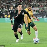 Mexičan Gilberto Mora porazil Socceroo Aziz Behich k lopte pri nedeľnej prehre Aussies 1:0 v Los Angeles.