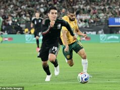 Socceroos úplne dominovali pri prehre s Mexikom len niekoľko hodín pred výberom tímu na majstrovstvách sveta Mexičan Gilberto Mora porazil Socceroo Aziz Behich k lopte pri nedeľnej prehre Aussies 1:0 v Los Angeles.