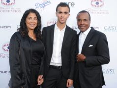 Šokujúce tvrdenie boxerskej legendy Sugar Ray Leonard o „nebezpečnom“ synovi odhalené po údajnom vlámaní sa do domu v LA: „Bojím sa o moju rodinu“ Daniel Ray Leonard je zobrazený so svojím otcom Sugar Rayom a mamou Bernadette v roku 2017.