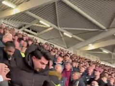 Šokujúci moment zhodí fanúšika Arsenalu zo schodov na londýnskom štadióne po tom, čo spáchal najvyšší futbalový hriech Zábery naznačujú, že fanúšik Arsenalu prenikol do domácej časti
