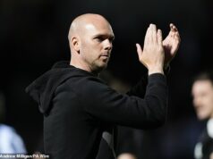 Som tvoj muž! Šéf domovníka Craig McLeish vyjadril svoj prípad pre prácu v St Mirren po tom, čo porazil Particka Thistlea, aby si zabezpečil miesto v Premiership Craig McLeish chce po víťazstve v play-off pokračovať ako manažér St MIrren