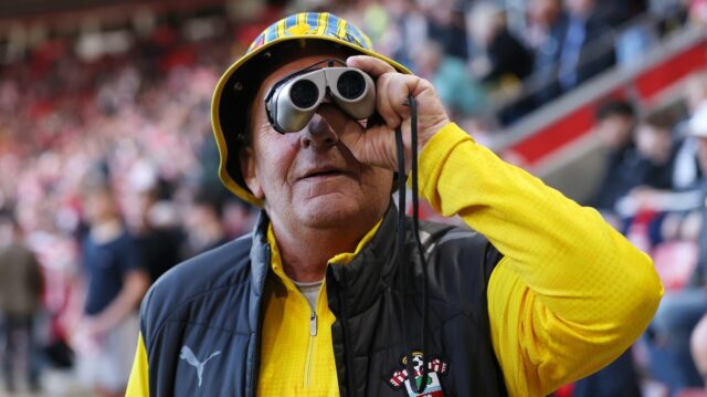 Fanúšik Southamptonu s ďalekohľadom