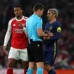 Rozhodca Daniel Siebert sa rozpráva s francúzskym útočníkom Atletica Madrid #07 Antoinom Griezmannom počas semifinálového zápasu UEFA Champions League v druhom zápase medzi Arsenalom a Atleticom Madrid