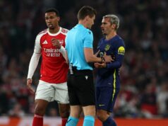 Španielske médiá fajčia „je šialený a nebezpečný“, keď hrajú obviňujúcu hru po prehre Arsenalu Rozhodca Daniel Siebert sa rozpráva s francúzskym útočníkom Atletica Madrid #07 Antoinom Griezmannom počas semifinálového zápasu UEFA Champions League v druhom zápase medzi Arsenalom a Atleticom Madrid