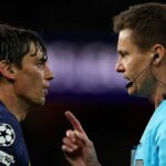 Rozhodca Daniel Siebert sa rozpráva so španielskym obrancom Atletica Madrid č. 24 Robinom Le Normandom počas semifinálového futbalového zápasu druhého kola Ligy majstrov UEFA medzi Arsenalom a Atleticom Madrid