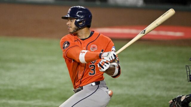 25. mája 2026; Arlington, Texas, USA; Houston Astros shortstop Jeremy Pena (3) jazdí v behu proti Texas Rangers počas piatej zmeny na Globe Life Field. Povinný kredit: Jerome Miron-Imagn Images