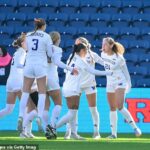 Ženský futbalový tím University of Washington minulý týždeň prehral so skupinou chlapcov do 14 rokov