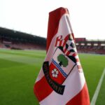 Erb Southamptonu na červeno-bielej pruhovanej rohovej vlajke na St Mary's Stadium