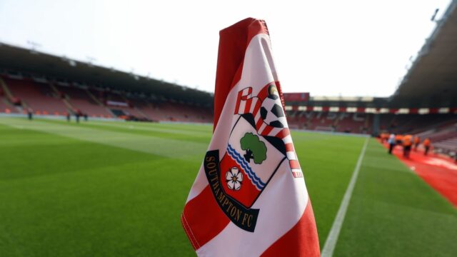 Erb Southamptonu na červeno-bielej pruhovanej rohovej vlajke na St Mary's Stadium