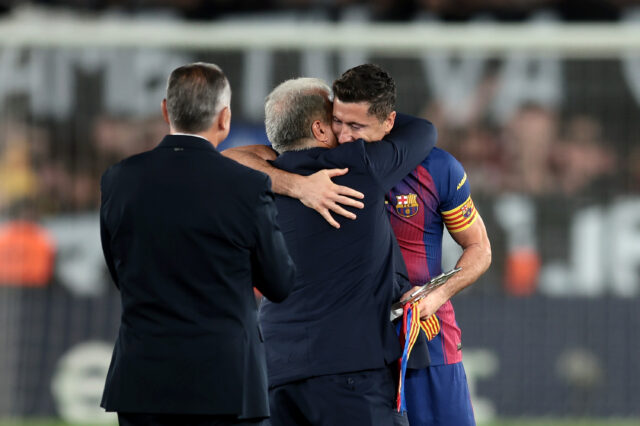 Spoluhráči z Barcelony vzdávajú hold odchádzajúcemu Robertovi Lewandowskému Spoluhráči z Barcelony vzdávajú hold odchádzajúcemu Robertovi Lewandowskému