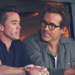 Manažér Wrexhamu Phil Parkinson (v strede) a majitelia Ryan Reynolds (vľavo) a Rob McElhenney (vpravo)