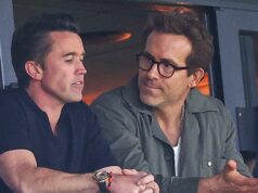 Spolumajiteľ Wrexhamu Rob McElhenney zdieľa obavy z „zasahovania“, keď odmieta poslať správu šéfovi tímu Manažér Wrexhamu Phil Parkinson (v strede) a majitelia Ryan Reynolds (vľavo) a Rob McElhenney (vpravo)