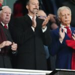 Väčšinový akcionár Arsenalu, vlastník Kroenke Sports & Entertainment Stan Kroenke (vpravo) a Josh Kroenke počas zápasu Ligy majstrov UEFA na Emirates Stadium v ​​Londýne. Dátum fotografie: utorok 1.10.2024.
