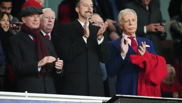 Väčšinový akcionár Arsenalu, vlastník Kroenke Sports & Entertainment Stan Kroenke (vpravo) a Josh Kroenke počas zápasu Ligy majstrov UEFA na Emirates Stadium v ​​Londýne. Dátum fotografie: utorok 1.10.2024.