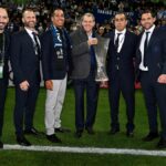 Športoví riaditelia a majitelia Chelsea pózujú s trofejou Conference League