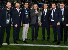 Športoví riaditelia Chelsea vydali vzácne vyhlásenie pred súbojom s Tottenhamom Športoví riaditelia a majitelia Chelsea pózujú s trofejou Conference League