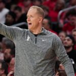 3. marca 2026; Cincinnati, Ohio, USA; Hlavný tréner BYU Cougars Kevin Young pracuje na postrannej čiare proti Cincinnati Bearcats v prvom polčase v piatej tretej aréne. Povinný kredit: Aaron Doster-Imagn Images