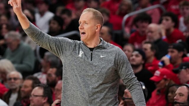 3. marca 2026; Cincinnati, Ohio, USA; Hlavný tréner BYU Cougars Kevin Young pracuje na postrannej čiare proti Cincinnati Bearcats v prvom polčase v piatej tretej aréne. Povinný kredit: Aaron Doster-Imagn Images