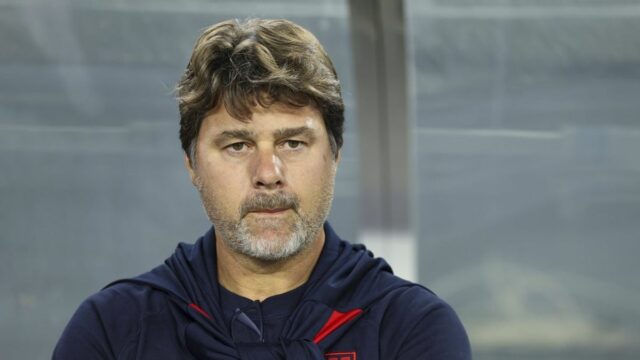 18. novembra 2025; Tampa, Florida, USA; Hlavný tréner Spojených štátov Mauricio Pochettino sa pozerá pred medzištátnym prípravným zápasom proti Uruguaju na štadióne Raymonda Jamesa. Povinný kredit: Nathan Ray Seebeck-Imagn Images