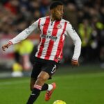 Reiss Nelson z Brentfordu v akcii počas zápasu Premier League medzi Brentfordom a Burnley
