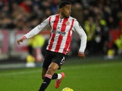 Správanie hráčov Arsenalu svedčí o prestupovom rozhodnutí Reiss Nelson z Brentfordu v akcii počas zápasu Premier League medzi Brentfordom a Burnley