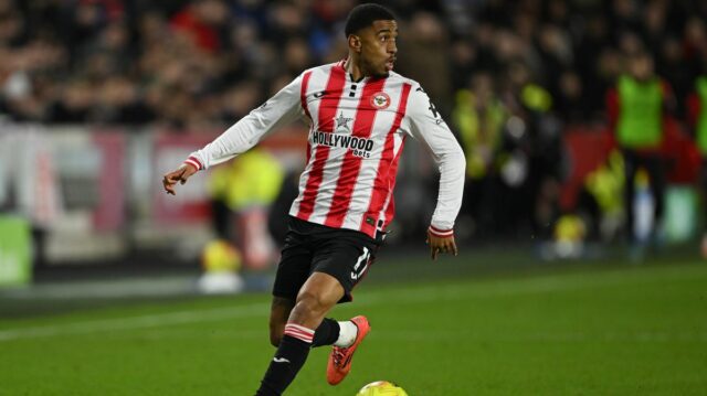Správanie hráčov Arsenalu svedčí o prestupovom rozhodnutí Reiss Nelson z Brentfordu v akcii počas zápasu Premier League medzi Brentfordom a Burnley