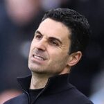 Myles Lewis-Skelly z Arsenalu objíma Mikela Artetu, manažéra Arsenalu, na plný úväzok po víťazstve počas zápasu Premier League medzi West Ham United a Arsenalom na londýnskom štadióne