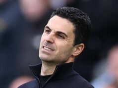 Správy Arsenalu: Mikel Arteta poslal správu o budúcnosti hviezdy, keď bola vydaná aktualizácia Anthonyho Gordona Myles Lewis-Skelly z Arsenalu objíma Mikela Artetu, manažéra Arsenalu, na plný úväzok po víťazstve počas zápasu Premier League medzi West Ham United a Arsenalom na londýnskom štadióne