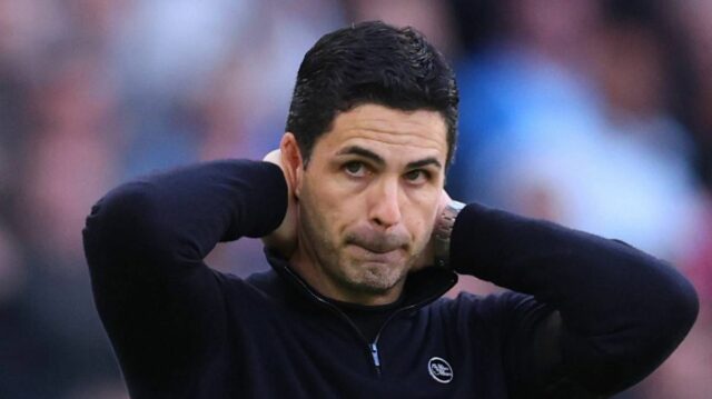 Správy Arsenalu: Podpis 34 miliónov libier bol pominutý ako veľké Mikel Arteta manažér / hlavný tréner Arsenalu reaguje počas zápasu Premier League medzi Manchestrom City a Arsenalom na Etihad Stadium 19. apríla 2026 v Manchestri v Anglicku.