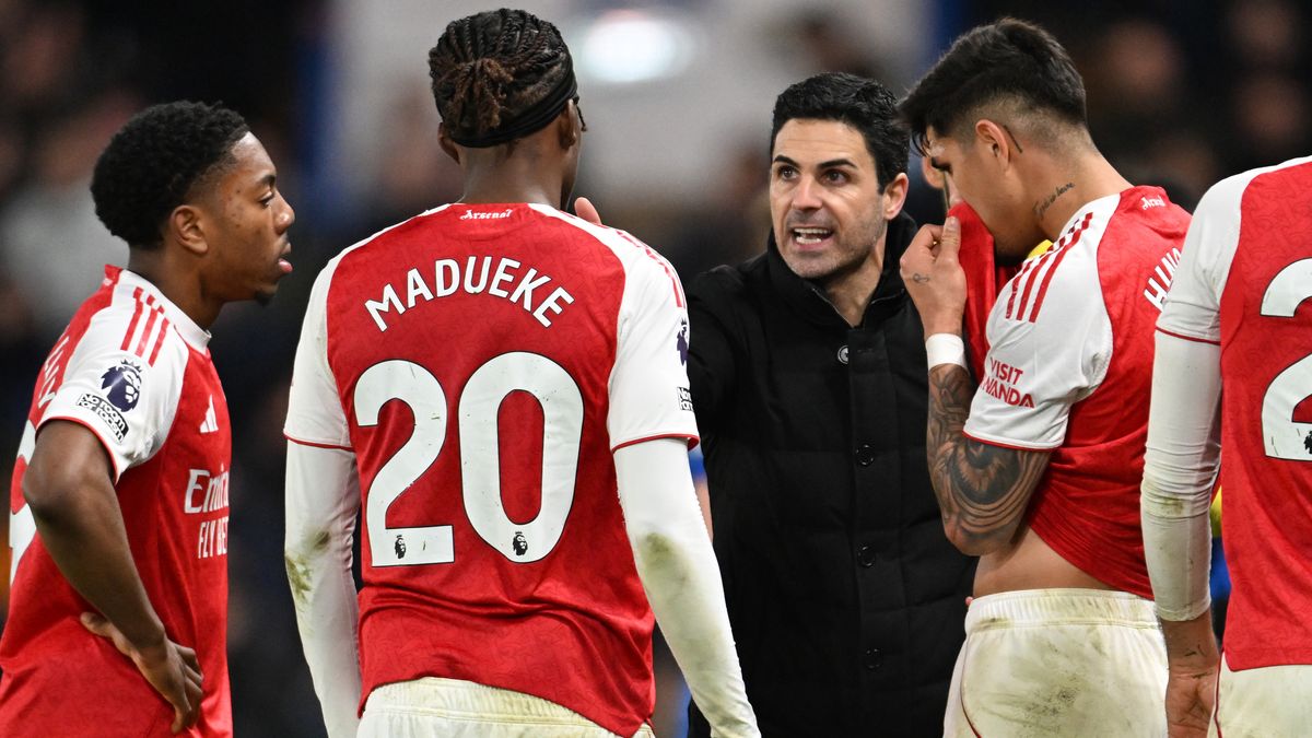 Manažér Arsenalu Mikel Arteta sa rozpráva s Mylesom Lewisom-Skellym, Noni Madueke a Pierom Hincapiem počas zápasu Premier League medzi Chelsea a Arsenalom na Stamford Bridge 30. novembra 2025 v Londýne v Anglicku.