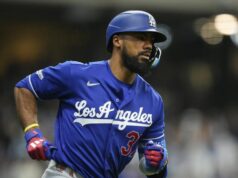 Správy: Dodgers nasadili Teoscara Hernandeza na IL, spomínajú Ryan Ward 23. mája 2026; Milwaukee, Wisconsin, USA; Los Angeles Dodgers opustil hráč v poli Teoscar Hernandez (37) počas zápasu proti Milwaukee Brewers na American Family Field. Povinný kredit: Jeff Hanisch-Imagn Images
